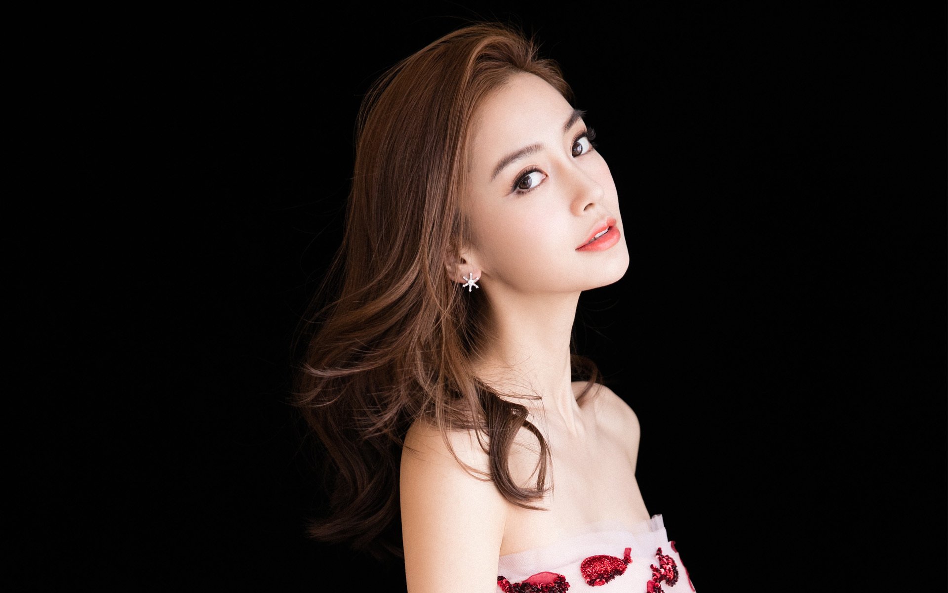 AYX官网-“现场气氛火爆，粉丝热情助威让比赛气场升华”，比赛现场氛围热烈