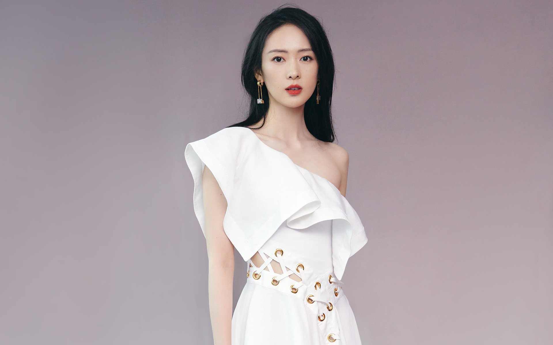 “现场气氛火爆,粉丝热情助威让比赛气场升华”,比赛现场氛围热烈