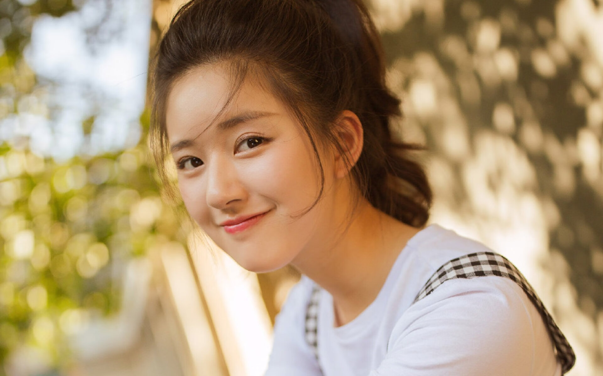 爱游戏电竞官网-英格兰球迷街头狂欢庆祝奖牌，英格兰获胜球迷狂欢